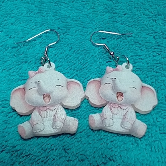 Cute pink grey yawning baby elephant wire dangle earrings - Picture 3 of 3